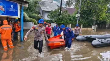 Personel Ditpolairud Polda Metro Jaya membantu warga terdampak banjir Pondok Karya. (Posnews/Ist)