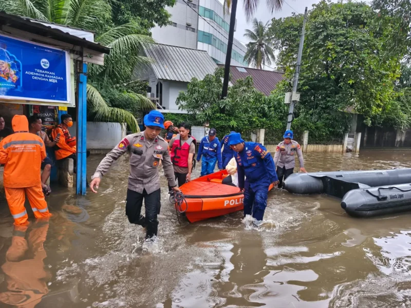Personel Ditpolairud Polda Metro Jaya membantu warga terdampak banjir Pondok Karya. (Posnews/Ist)