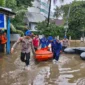 Personel Ditpolairud Polda Metro Jaya membantu warga terdampak banjir Pondok Karya. (Posnews/Ist)