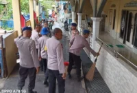 Personel Ditpolairud Polda Metro Jaya membersihkan Masjid Jami Nurul Ikhwan di Gedung Pompa Penjaringan Jakarta Utara dalam rangka Gerakan Indonesia ASRI Presiden Prabowo Subianto. (Posnews/Ist)