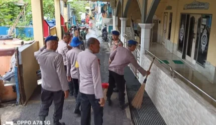Gerakan Indonesia ASRI Digencarkan, Polairud Polda Metro Bersih-Bersih Tempat Ibadah