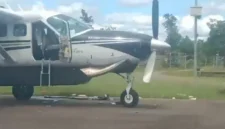 Pesawat Smart Air di Bandara Korowai Boven Digoel usai insiden penembakan. (Posnews/Ist)