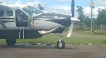 Pesawat Smart Air di Bandara Korowai Boven Digoel usai insiden penembakan. (Posnews/Ist)