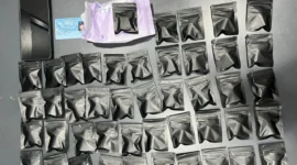 Petugas Ditresnarkoba Polda Metro Jaya mengamankan tersangka dan barang bukti Etomidate hasil penggerebekan di Jakarta Barat dan Kota Tangerang. (Posnews/Ist)