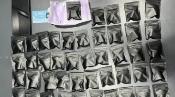 Petugas Ditresnarkoba Polda Metro Jaya mengamankan tersangka dan barang bukti Etomidate hasil penggerebekan di Jakarta Barat dan Kota Tangerang. (Posnews/Ist)