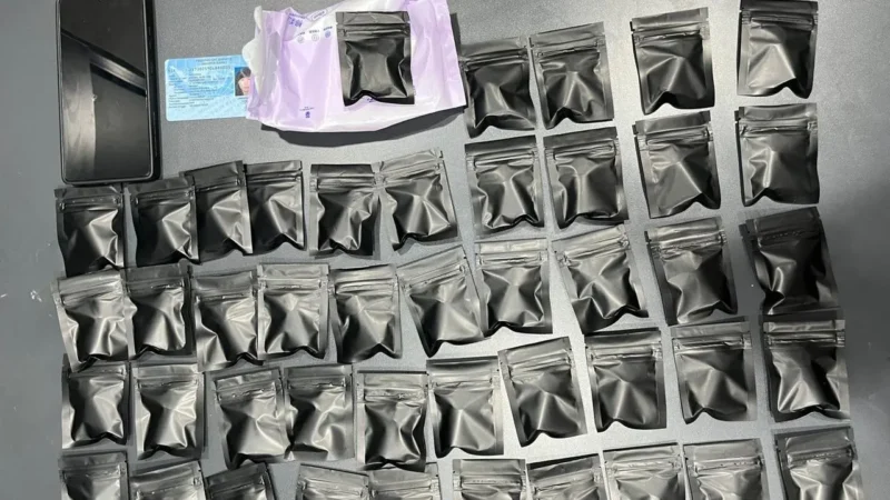 Petugas Ditresnarkoba Polda Metro Jaya mengamankan tersangka dan barang bukti Etomidate hasil penggerebekan di Jakarta Barat dan Kota Tangerang. (Posnews/Ist)