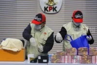 Petugas KPK menunjukkan barang bukti uang dan logam mulia hasil OTT kasus suap importasi Bea Cukai di Gedung Merah Putih KPK, Jakarta. (Posnews/KPK)