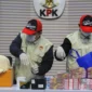 Petugas KPK menunjukkan barang bukti uang dan logam mulia hasil OTT kasus suap importasi Bea Cukai di Gedung Merah Putih KPK, Jakarta. (Posnews/KPK)