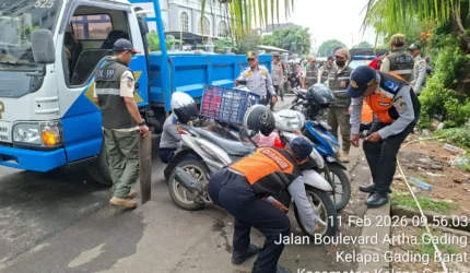 Petugas Dishub DKI Jakarta bersama Satpol PP, TNI dan Polri mengikuti apel gabungan sebelum menggelar operasi penertiban parkir liar dan juru parkir ilegal di Jakarta.