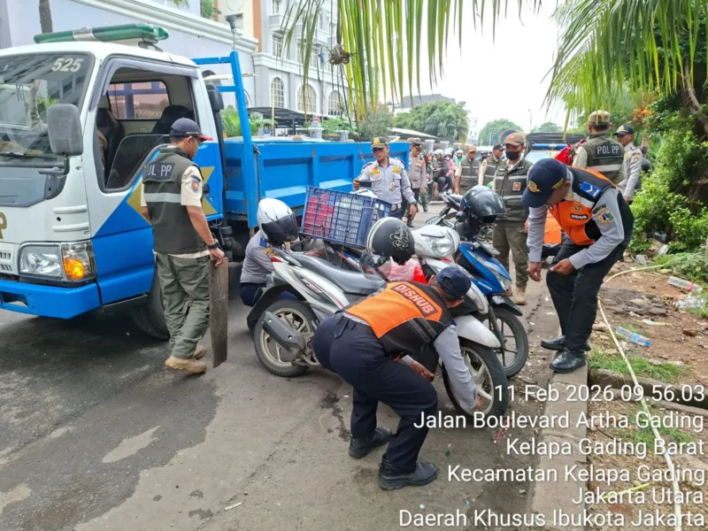Petugas Satpol PP Jakarta Utara menertibkan PKL dan kendaraan parkir liar dalam Operasi Rabu Tertib 12 Februari 2026. (Posnews/Ist)