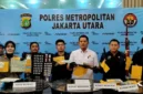 Petugas Polres Metro Jakarta Utara menunjukkan barang bukti 8 sepeda motor hasil curanmor, sabu 162,89 gram, dan 34 butir ekstasi di Mapolres Jakarta Utara. (Posnews/MR)