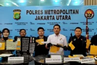 Petugas Polres Metro Jakarta Utara menunjukkan barang bukti 8 sepeda motor hasil curanmor, sabu 162,89 gram, dan 34 butir ekstasi di Mapolres Jakarta Utara. (Posnews/MR)