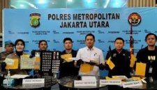 Petugas Polres Metro Jakarta Utara menunjukkan barang bukti 8 sepeda motor hasil curanmor, sabu 162,89 gram, dan 34 butir ekstasi di Mapolres Jakarta Utara. (Posnews/MR)
