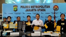 Petugas Polres Metro Jakarta Utara menunjukkan barang bukti 8 sepeda motor hasil curanmor, sabu 162,89 gram, dan 34 butir ekstasi di Mapolres Jakarta Utara. (Posnews/MR)