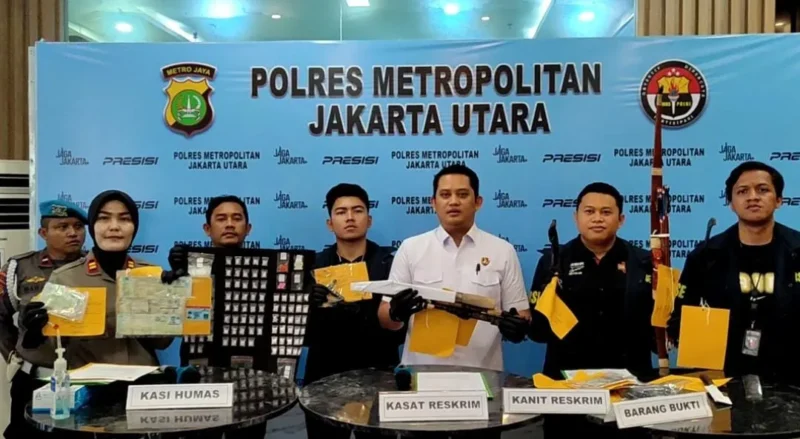 Petugas Polres Metro Jakarta Utara menunjukkan barang bukti 8 sepeda motor hasil curanmor, sabu 162,89 gram, dan 34 butir ekstasi di Mapolres Jakarta Utara. (Posnews/MR)