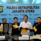 Petugas Polres Metro Jakarta Utara menunjukkan barang bukti 8 sepeda motor hasil curanmor, sabu 162,89 gram, dan 34 butir ekstasi di Mapolres Jakarta Utara. (Posnews/MR)