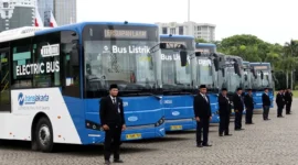 Petugas Transjakarta membagikan paket takjil gratis kepada penumpang di halte BRT saat Ramadan 2026. (Posnews/Ist)