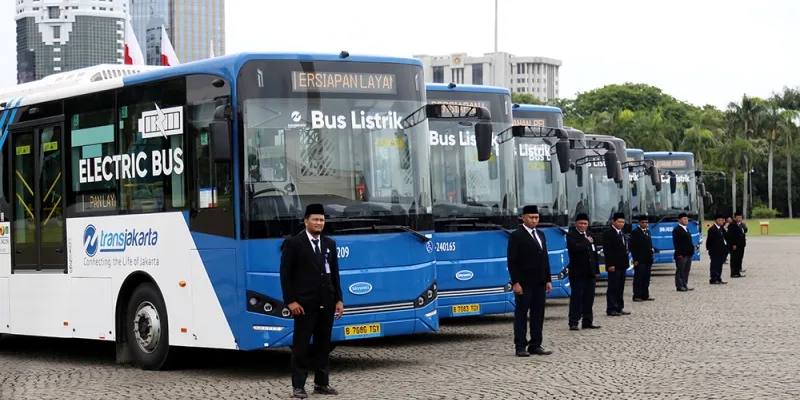 Petugas Transjakarta membagikan paket takjil gratis kepada penumpang di halte BRT saat Ramadan 2026. (Posnews/Ist)