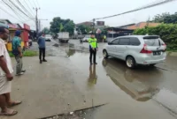 Petugas kepolisian melakukan olah TKP kecelakaan maut siswi 18 tahun terlindas truk molen di Pasar Kemis, Kabupaten Tangerang. (Posnews/ist)