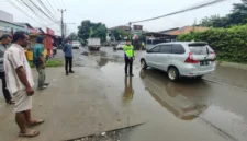 Petugas kepolisian melakukan olah TKP kecelakaan maut siswi 18 tahun terlindas truk molen di Pasar Kemis, Kabupaten Tangerang. (Posnews/ist)