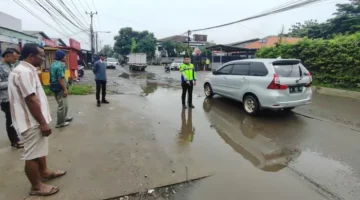 Petugas kepolisian melakukan olah TKP kecelakaan maut siswi 18 tahun terlindas truk molen di Pasar Kemis, Kabupaten Tangerang. (Posnews/ist)