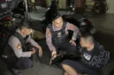 Petugas dari Polsek Tanjung Priok menunjukkan barang bukti celurit yang diamankan saat patroli cegah tawuran di kawasan Warakas, Papanggo, Jakarta Utara. (Posnews/Ist)