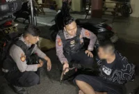 Petugas dari Polsek Tanjung Priok menunjukkan barang bukti celurit yang diamankan saat patroli cegah tawuran di kawasan Warakas, Papanggo, Jakarta Utara. (Posnews/Ist)