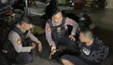 Petugas dari Polsek Tanjung Priok menunjukkan barang bukti celurit yang diamankan saat patroli cegah tawuran di kawasan Warakas, Papanggo, Jakarta Utara. (Posnews/Ist)