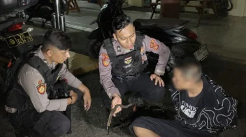Petugas dari Polsek Tanjung Priok menunjukkan barang bukti celurit yang diamankan saat patroli cegah tawuran di kawasan Warakas, Papanggo, Jakarta Utara. (Posnews/Ist)