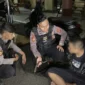 Petugas dari Polsek Tanjung Priok menunjukkan barang bukti celurit yang diamankan saat patroli cegah tawuran di kawasan Warakas, Papanggo, Jakarta Utara. (Posnews/Ist)