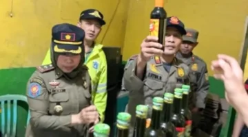 Ilustrasi, petugas Satpol PP DKI Jakarta bersama TNI dan Polri melakukan razia minuman keras ilegal di salah satu warung di wilayah Jakarta menjelang Ramadan 1447 H.. (Posnews/Kominfo)