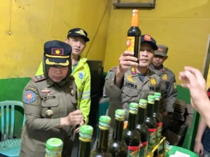 Ilustrasi, petugas Satpol PP DKI Jakarta bersama TNI dan Polri melakukan razia minuman keras ilegal di salah satu warung di wilayah Jakarta menjelang Ramadan 1447 H.. (Posnews/Kominfo)