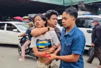 Petugas Polsek Metro Tanah Abang mengamankan delapan jukir liar usai video pungli parkir Rp100 ribu viral di media sosial. (Posnews/Ist)