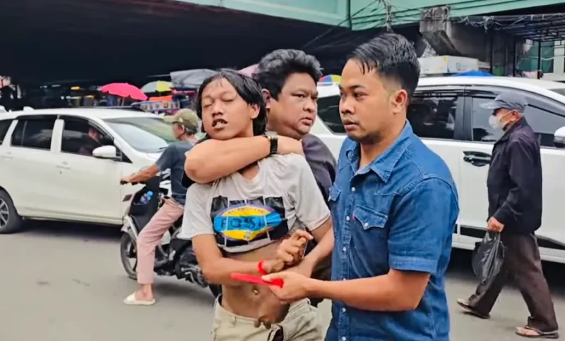 Petugas Polsek Metro Tanah Abang mengamankan delapan jukir liar usai video pungli parkir Rp100 ribu viral di media sosial. (Posnews/Ist)