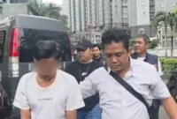 Petugas Polsek Grogol Petamburan menunjukkan tersangka pencurian sepeda motor yang ditangkap di Cilegon, Banten, beserta barang bukti motor curian. (Posnews/Ist)