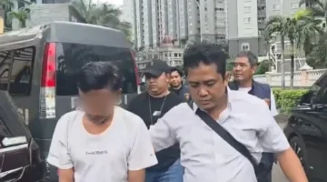 Petugas Polsek Grogol Petamburan menunjukkan tersangka pencurian sepeda motor yang ditangkap di Cilegon, Banten, beserta barang bukti motor curian. (Posnews/Ist)