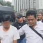 Petugas Polsek Grogol Petamburan menunjukkan tersangka pencurian sepeda motor yang ditangkap di Cilegon, Banten, beserta barang bukti motor curian. (Posnews/Ist)