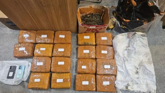Petugas Ditresnarkoba Polda Metro Jaya menunjukkan barang bukti 18 kilogram ganja hasil penangkapan di Duri Kepa Jakarta Barat Februari 2026. (Posnews/Ist)