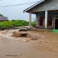 Petugas BPBD mengevakuasi warga terdampak banjir di Lombok Barat dan Bima, Nusa Tenggara Barat, setelah hujan deras mengguyur wilayah tersebut.(Posnews/BNPB)
