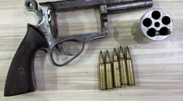 Petugas Subdit Ranmor Polda Metro Jaya menunjukkan barang bukti senjata api rakitan usai menangkap pelaku curanmor di Jakarta Barat. (Posnews/Ist)