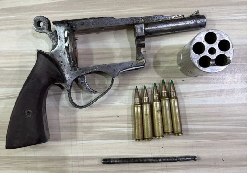 Petugas Subdit Ranmor Polda Metro Jaya menunjukkan barang bukti senjata api rakitan usai menangkap pelaku curanmor di Jakarta Barat. (Posnews/Ist)