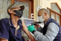 Petugas medis melayani warga dalam program hapus tato gratis Baznas Bazis Jakarta Pusat di pelataran Masjid Agung Sunda Kelapa Menteng. Posnews/Ist)