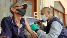 Petugas medis melayani warga dalam program hapus tato gratis Baznas Bazis Jakarta Pusat di pelataran Masjid Agung Sunda Kelapa Menteng. Posnews/Ist)