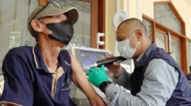 Petugas medis melayani warga dalam program hapus tato gratis Baznas Bazis Jakarta Pusat di pelataran Masjid Agung Sunda Kelapa Menteng. Posnews/Ist)