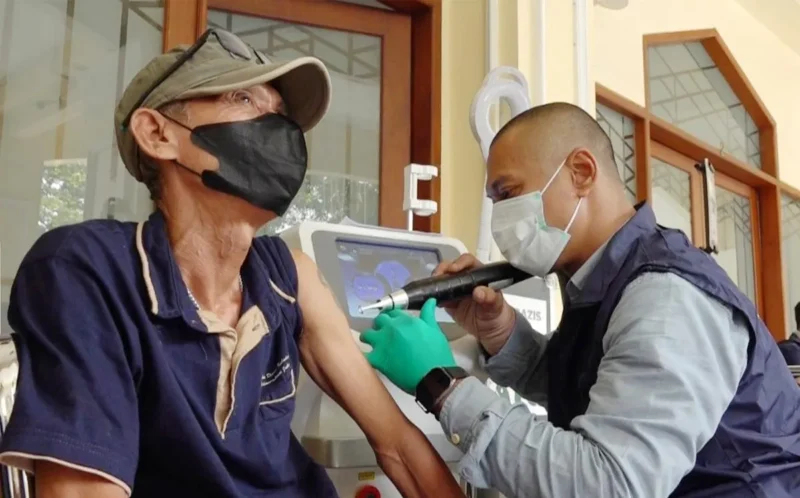 Petugas medis melayani warga dalam program hapus tato gratis Baznas Bazis Jakarta Pusat di pelataran Masjid Agung Sunda Kelapa Menteng. Posnews/Ist)