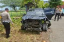 Petugas Polresta Mamuju menangani kasus kecelakaan mobil Fortuner yang dikemudikan pelajar 16 tahun di Sulawesi Barat. (Posnews/Ist)