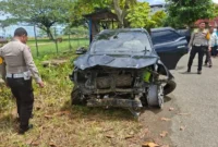 Petugas Polresta Mamuju menangani kasus kecelakaan mobil Fortuner yang dikemudikan pelajar 16 tahun di Sulawesi Barat. (Posnews/Ist)