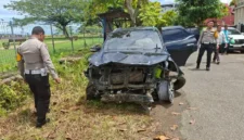 Petugas Polresta Mamuju menangani kasus kecelakaan mobil Fortuner yang dikemudikan pelajar 16 tahun di Sulawesi Barat. (Posnews/Ist)