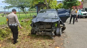 Petugas Polresta Mamuju menangani kasus kecelakaan mobil Fortuner yang dikemudikan pelajar 16 tahun di Sulawesi Barat. (Posnews/Ist)