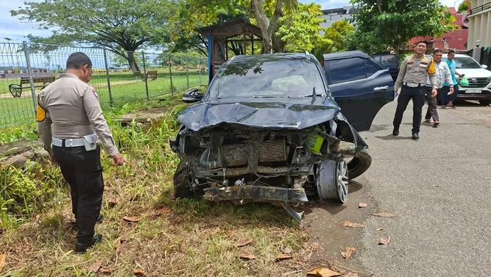 Petugas Polresta Mamuju menangani kasus kecelakaan mobil Fortuner yang dikemudikan pelajar 16 tahun di Sulawesi Barat. (Posnews/Ist)